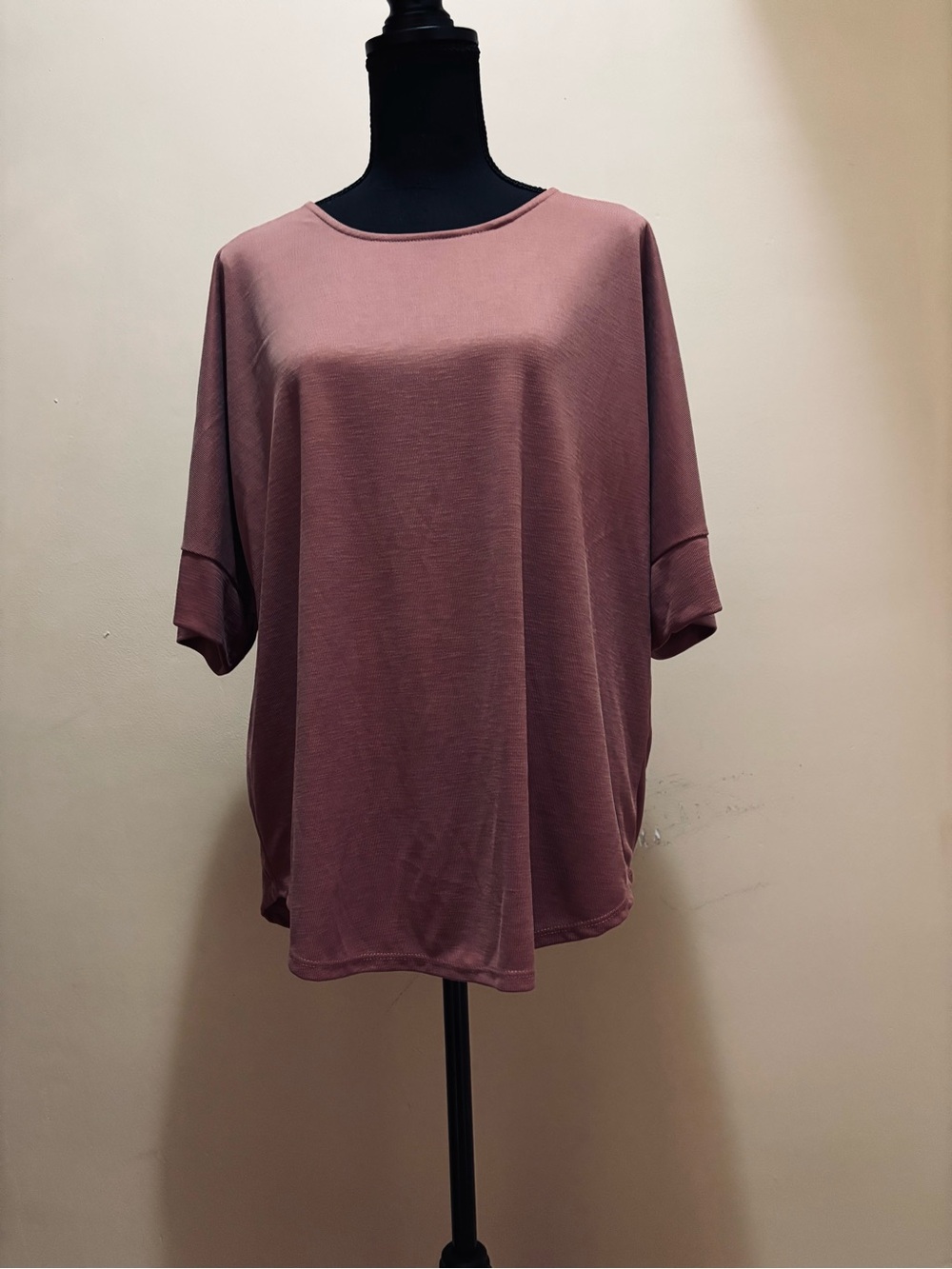 Green Envelope Relaxed Short-Sleeve Top in Mauve Rose